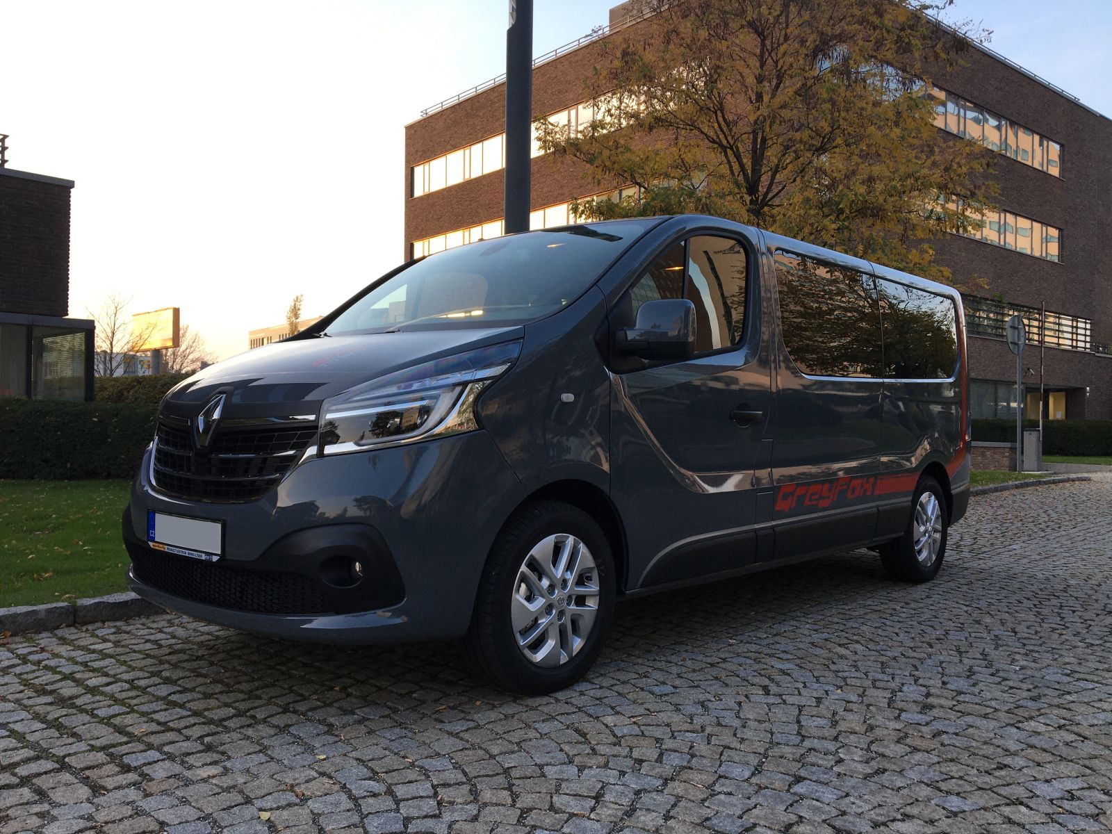 RENAULT TRAFIC PASSENGER DCI 120 COOL LONG autopůjčovna