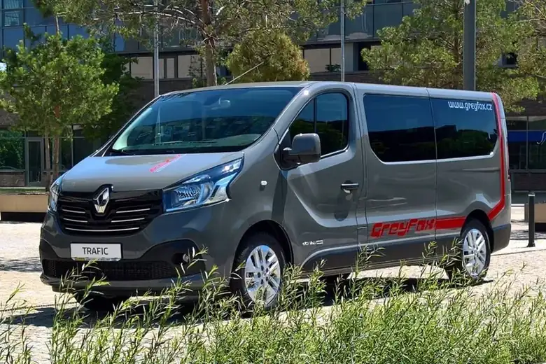Renault Trafic GREYFOX s červeným polepem